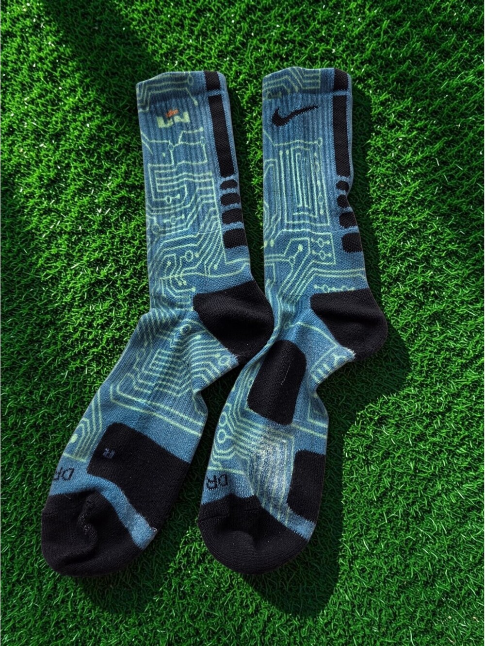 Nike Elite Digital Print Basketball Crew Socks Circuit Board Teal Green